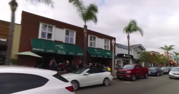侧和后方角度科罗纳多岛的街道上驾驶 — 图库视频影像