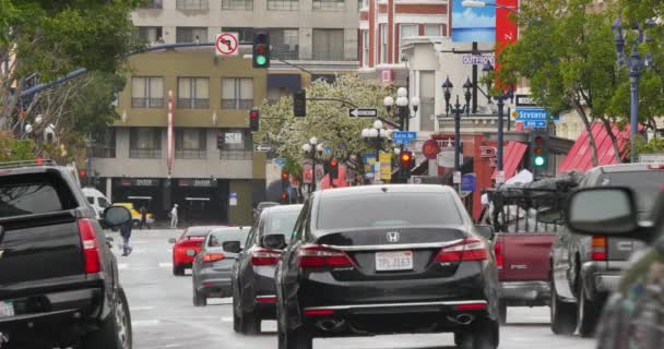 Tráfico en la Calle F en el Barrio de Lámparas de Gasolina de San Diego — Vídeo de stock