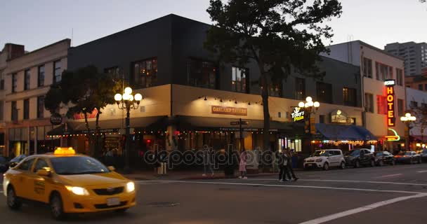 Night Establishing Shot of Typical Gaslamp Quarter Business in San Diego — Stock Video