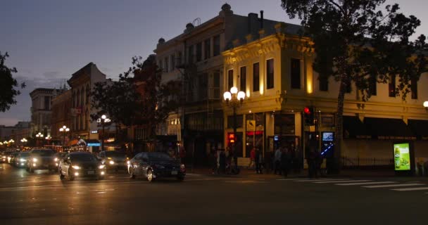 Establecimiento nocturno de toma de negocios típicos del barrio de las lámparas de gas en San Diego — Vídeo de stock