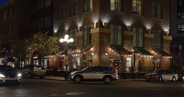 Evening Establishing Shot of Typical Gaslamp Quarter Restaurant in San Diego — Stock Video
