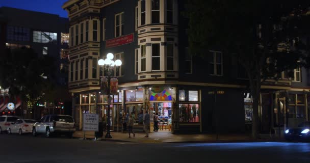 Alacakaranlıkta kurulması atış tipik Gaslamp Quarter iş San Diego — Stok video