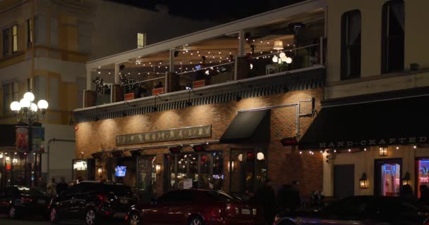 Establecimiento nocturno de una toma del típico bar del barrio de la lámpara de gas en San Diego — Vídeos de Stock