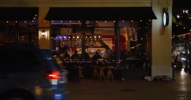 Nighttime Establishing Shot of Typical Restaurant or Bar in San Diego — стоковое видео' data-src='https://st3.depositphotos.com/1773948/14513/v/600/depositphotos_145138559-stock-video-nighttime-establishing-shot-of-typical.jpg