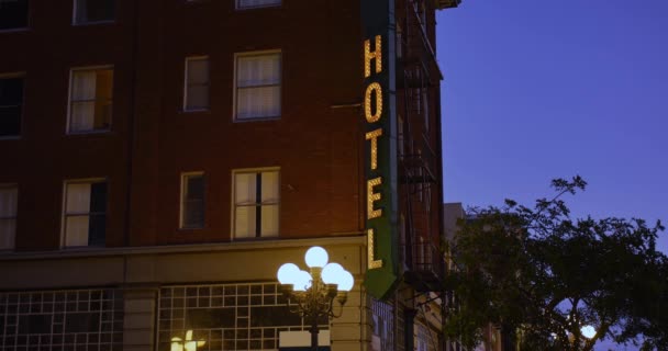 Για τη θέσπιση πλάνο της πόλη κτίριο του ξενοδοχείου το βράδυ — Αρχείο Βίντεο
