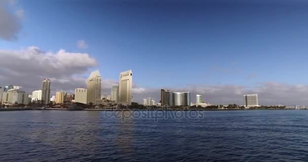 W ciągu dnia ustanowienia strzał w San Diego panoramę, jak widać z zatoki — Wideo stockowe