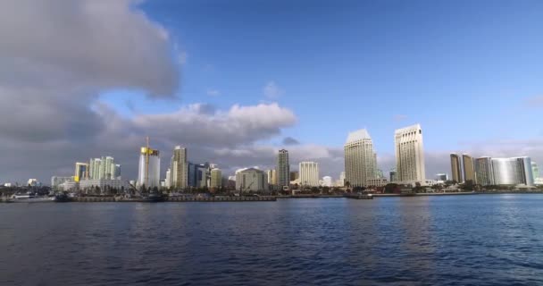 Vroege avond vaststelling van Shot van de San Diego Skyline gezien vanaf de baai — Stockvideo