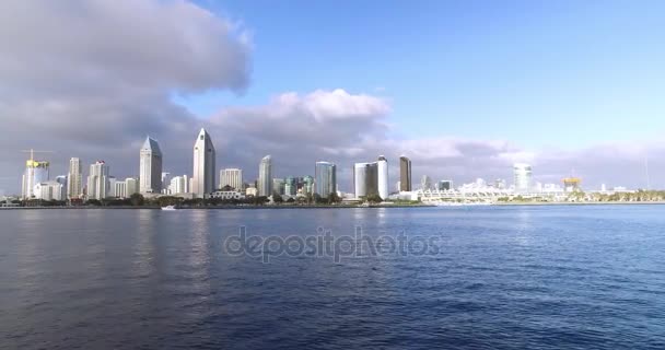 Día en el que se establece un plano del horizonte de San Diego visto desde la bahía — Vídeo de stock