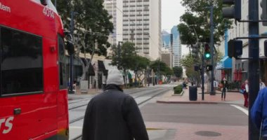 Gün San Diego metro Platform çıkış yapan metro görüntüsünü oluşturma