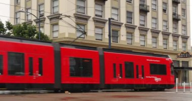 San Diego metro treninin Hotel Churchill C Street üzerinde geçer.