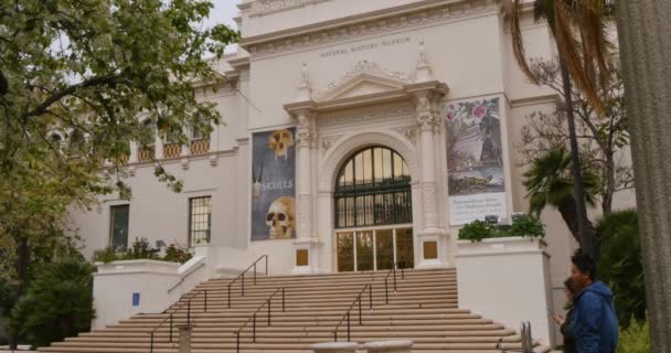 Folk går förbi ingången till San Diego Naturhistoriska museet — Stockvideo