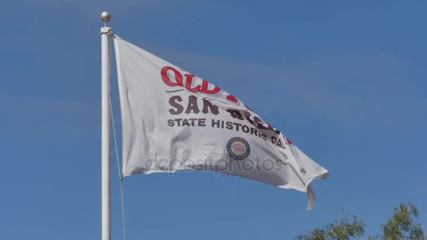 Tiro de cámara lenta de la bandera de la ciudad vieja en San Diego — Vídeos de Stock