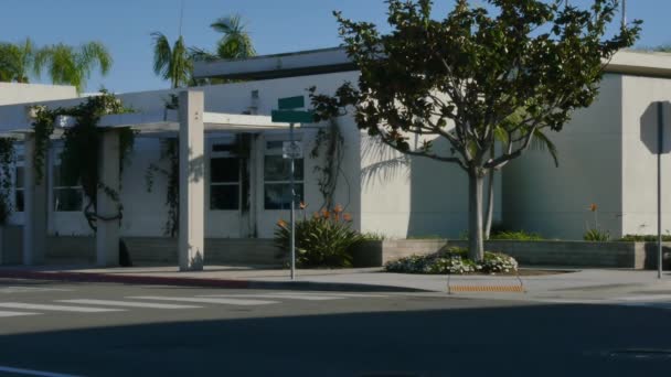 День создания снимка типичной школы или правительственного здания в Южной Калифорнии — стоковое видео