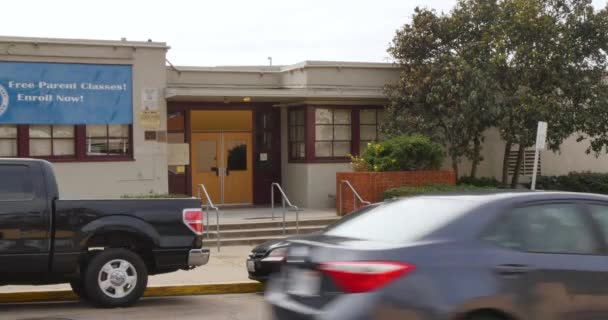 Establecimiento de tiros de edificios escolares típicos en el sur de California — Vídeo de stock