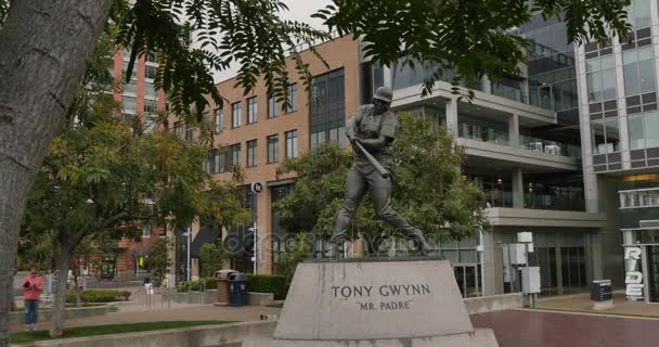 Κουκλίτσα βολή του Τόνι Gwynn άγαλμα στο Petco Park στο Σαν Ντιέγκο — Αρχείο Βίντεο