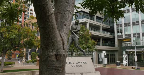Dolly schot van Tony Gwynn standbeeld op Petco Park in San Diego — Stockvideo