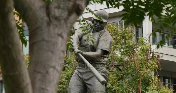 Доллі постріл Тоні Гвін статую в Petco Парк в Сан-Дієго — стокове відео