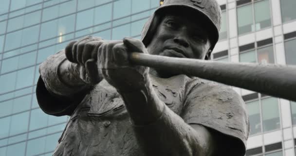 Strzał zbliżenie Dolly Tony Gwynn statua w Petco Park w San Diego — Wideo stockowe