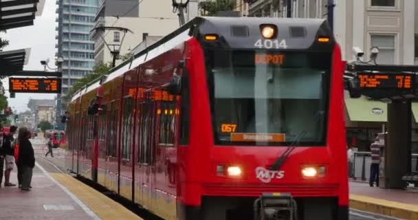 Dag tot de oprichting van schot van San Diego metro Platform — Stockvideo