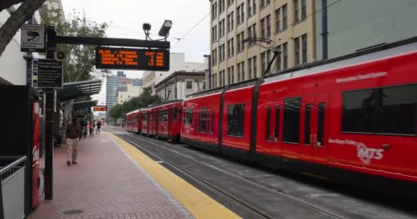 Day Establishing Shot of San Diego Subway Platform — Stock Video