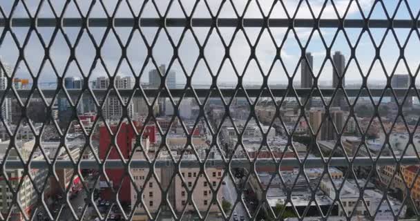 Abstrakta Dolly skott av San Diego Skyline bakom stängslet — Stockvideo