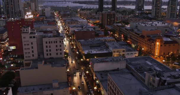 Luchtfoto van de Timelapse van verkeer in San Diego's Gaslamp Quarter avond — Stockvideo