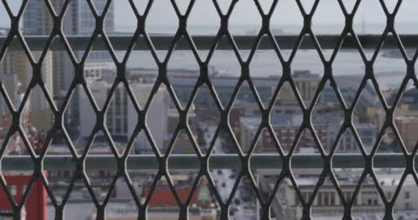 抽象的多莉拍摄的 San 迭戈天际线在篱笆后面 — 图库视频影像