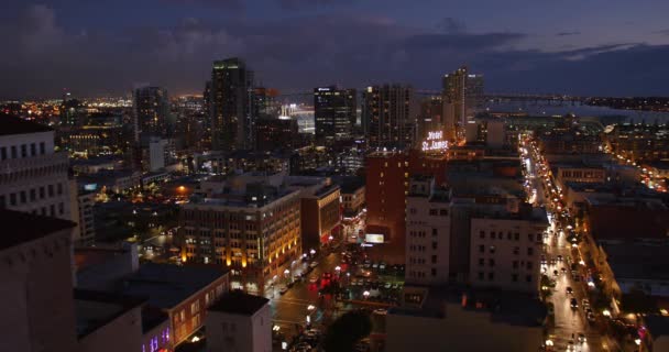 Vue à angle élevé de San Diego Skyline la nuit — Video