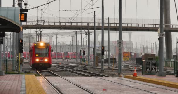 Metro auto nadert het Gaslamp Quarter Station in San Diego — Stockvideo