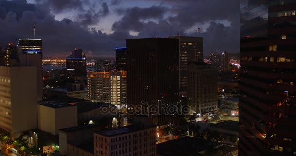 Wysoki kąt lotu ptaka San Diego Skyline w nocy — Wideo stockowe