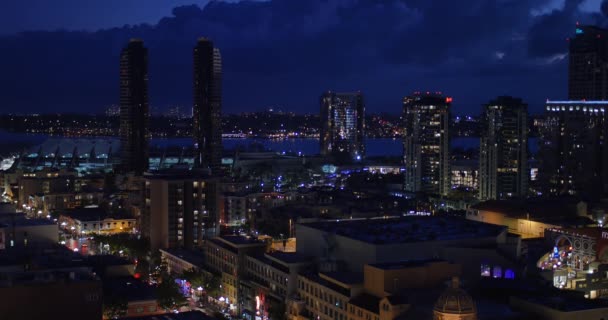 Nagy szög a légi felvétel a San Diego Skyline éjszaka — Stock videók