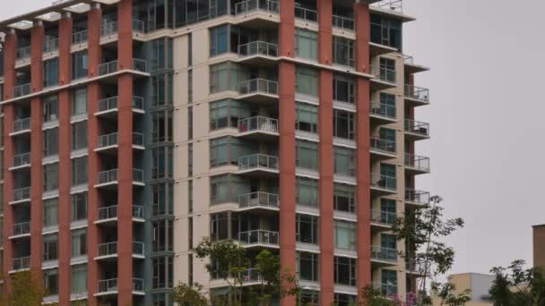 阴建立拍摄的圣地亚哥公寓楼 — 图库视频影像