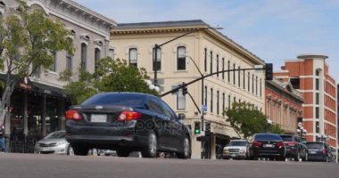 Düşük açılı atış trafik San Diego Gaslamp Quarter içinde kurulması