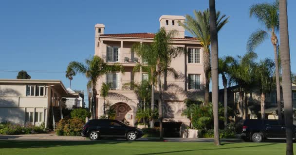 Solig dagtid upprätta skott av typiska exklusiva Residence på Coronado Island — Stockvideo