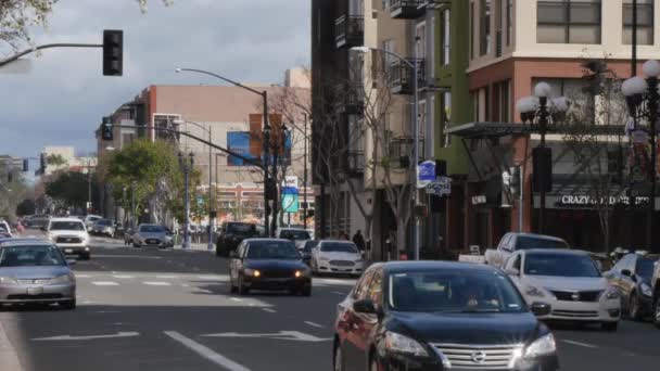 Dag tot oprichting van Shot van het verkeer in San Diego Gaslamp Quarter — Stockvideo