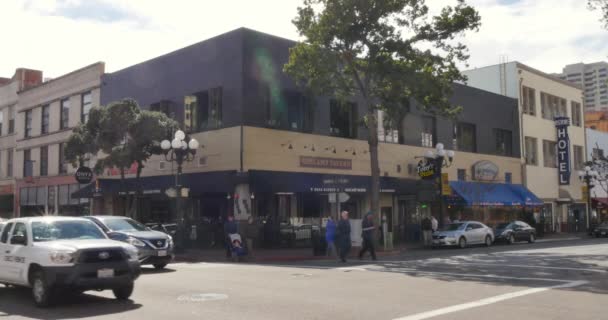 Dag tot oprichting van schot van typische Bar en Restaurant in San Diego Gaslamp Quarter — Stockvideo