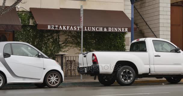 Daytime Establishing Shot of Small Sidewalk Cafe in Large City — Stock Video