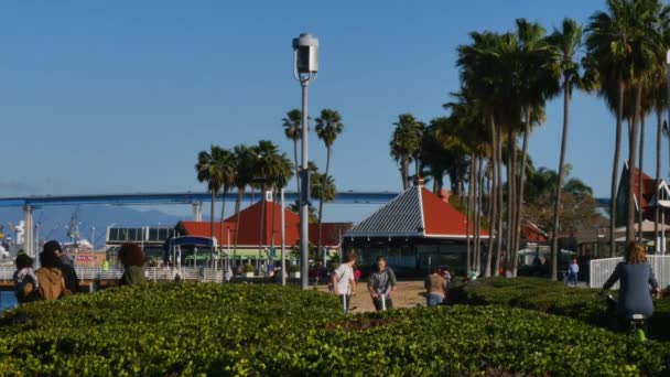 Lidé si promenádě Boardwalk na ostrově Coronado — Stock video