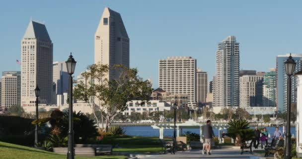 Vista de San Diego Skyline desde el Centennial Park en la Isla Coronado — Vídeo de stock