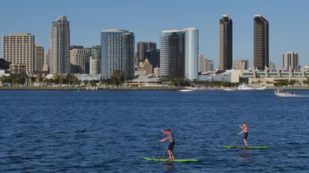 San Diego Körfezi kürek gemide iki adam ayağa — Stok video