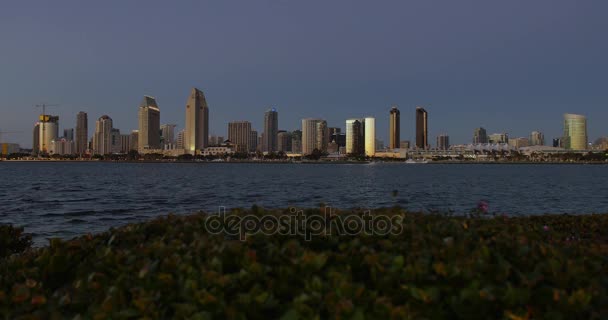 Pittoreska bred utsikt över San Diego Skyline i skymningen från Centennial Park på Coronado Island — Stockvideo