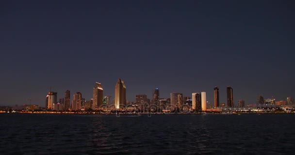 Vista ampla de San Diego Skyline à noite do Parque Centenário na Ilha do Coronado — Vídeo de Stock