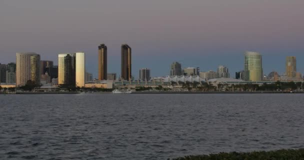 Wieczorem, ustanawiający strzał w San Diego panoramę — Wideo stockowe