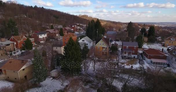 上升的冬天鸟瞰锈带住宅小区 — 图库视频影像