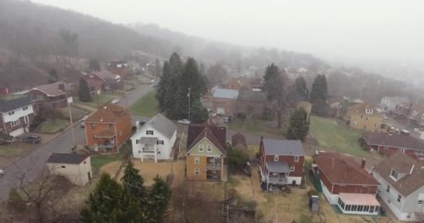 Steigende Luft schneebedeckt Ansicht Rostgürtel Wohnviertel — Stockvideo