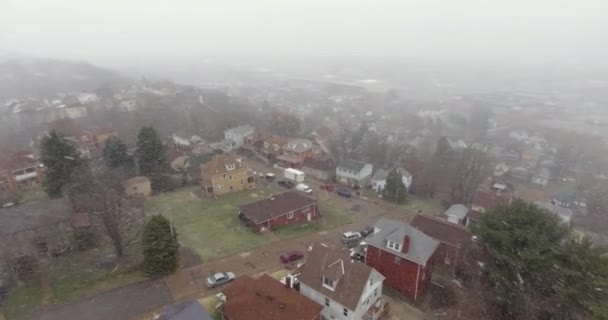 Pomalé otáčení zasněžené zimní letecký pohled na Rust pásu města — Stock video