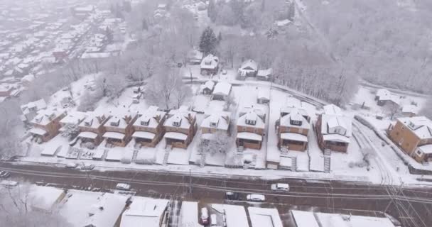 Vista aérea de invierno de niebla giratoria lenta de Pennsylvania Town — Vídeo de stock