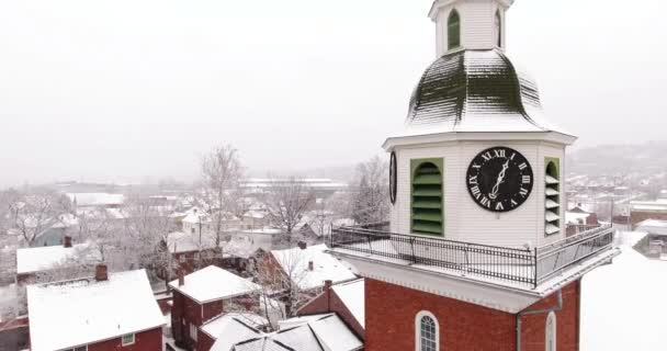 冬天空中建立拍摄老经济村教堂 — 图库视频影像