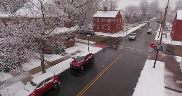 Aerial Snowy Estableciendo Shot de Intersección Residencial Ciudad Pequeña — Vídeo de stock