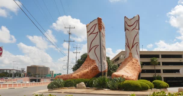 Blick auf die weltgrößten Cowboystiefel in Texas — Stockvideo